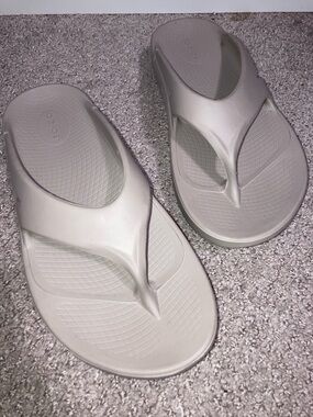 OOFOS sandal thong taupe colour w12/m10